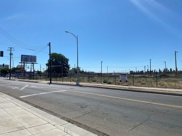 ±0.76 Acres of Vacant Mixed-Use Development Land: 510 E Divisadero , Fresno, CA 93721